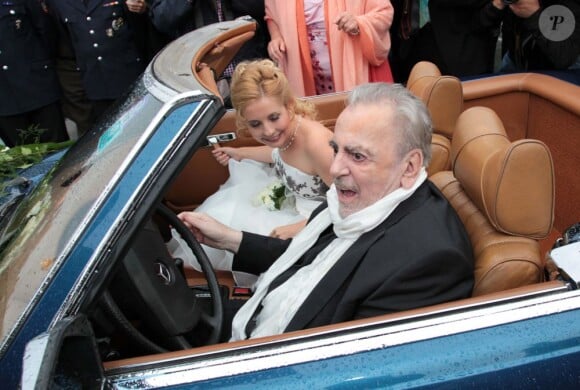 Maximilian Schell et Iva Mihanovic dans une Mercedes vintage à leur mariage en Autriche, Hebalm, le 20 août 2013.