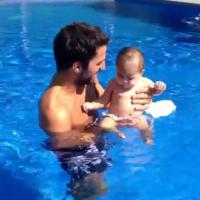 Cesc Fabregas : Papa comblé pour une première baignade avec sa petite Lia