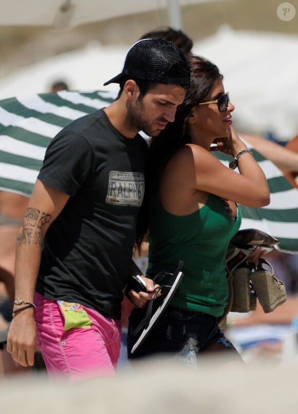 Cesc Fabregas et sa compagne Daniella Semaan à Formentera, le 8 juillet 2013.