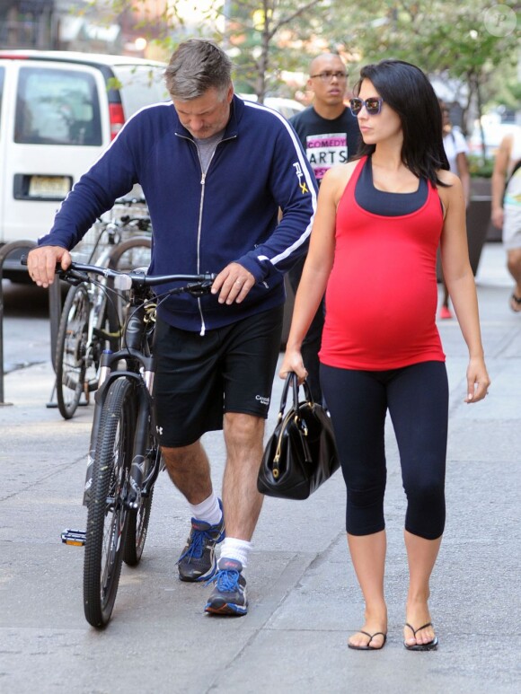 Alec Baldwin et sa femme Hilaria Thomas enceinte, sortent de leur cours de gym à New York, le 21 août 2013.