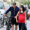 Alec Baldwin et sa femme Hilaria Thomas enceinte, sortent de leur cours de gym à New York, le 21 août 2013.