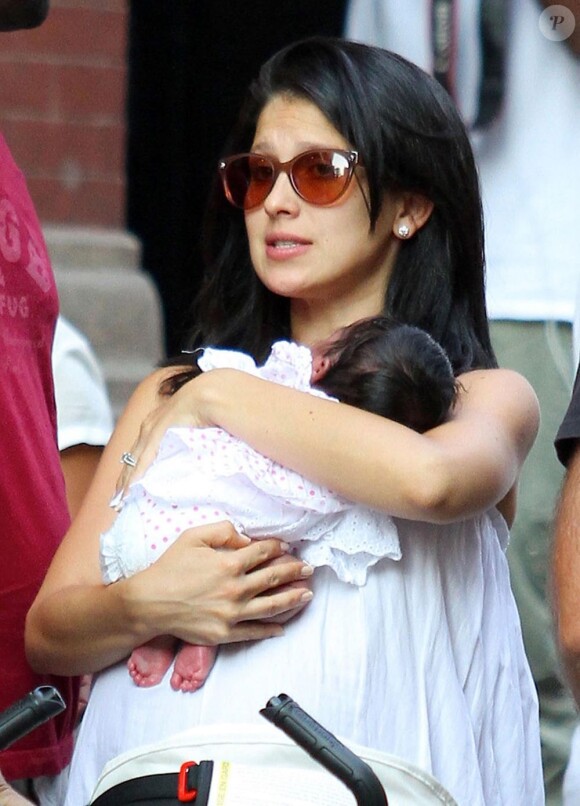 La femme d'Alec Baldwin Hilaria Thomas (très enceinte) câline le bébé d'A.J. Calloway (un journaliste de l'émission Extra) dans les rues de New York, le 21 août 2013.
