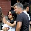Alec Baldwin et sa femme Hilaria Thomas (très enceinte) câlinent le bébé d'A.J. Calloway (un journaliste de l'émission Extra) dans les rues de New York, le 21 août 2013.