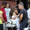 Alec Baldwin et sa femme Hilaria Thomas (très enceinte) câlinent le bébé d'A.J. Calloway (un journaliste de l'émission Extra) dans les rues de New York, le 21 août 2013.