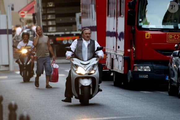 Exclusif - Gérard Depardieu en costume sur le tournage du film "F2014" à Paris, le 2 août 2013.