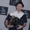 Justin Timberlake pose avec ses quatre trophées lors des MTV Video Music Awards à Brooklyn, le 25 août 2013.