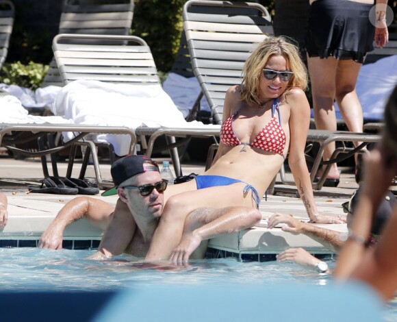 Un bikini spécial USA qui fait son petit effet... Sarah Harding (Girls Aloud) a pris du bon temps, à l'instar de cette journée à la piscine de l'hôtel le 7 août 2013, avec son amoureux Mark Foster (Foster the People) à Las Vegas.