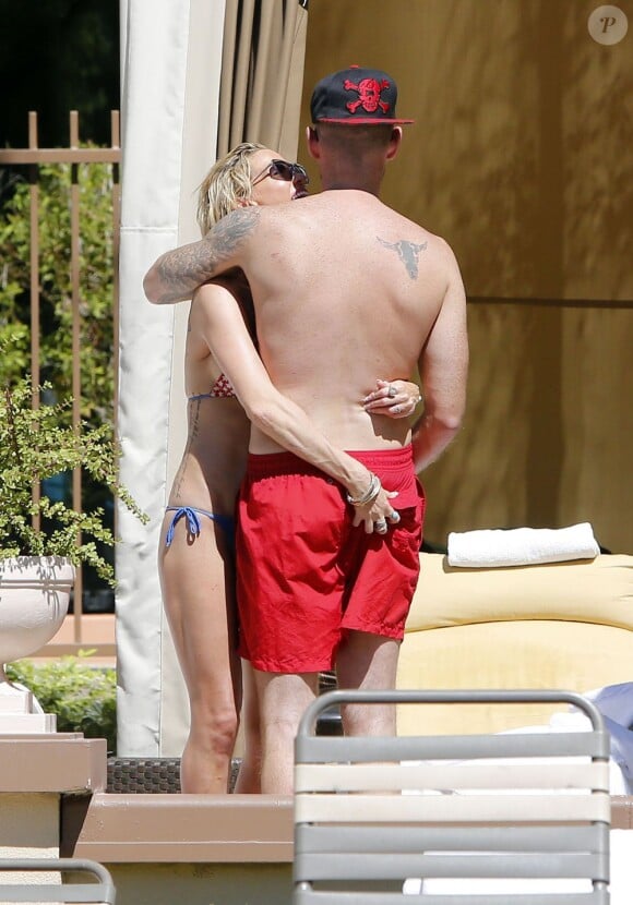 Sarah Harding (Girls Aloud) a pris du bon temps, à l'instar de cette journée à la piscine de l'hôtel le 7 août 2013, avec son amoureux Mark Foster (Foster the People) à Las Vegas.