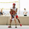 Quand le cours de roller tourne au chahut... Sarah Harding (Girls Aloud) et son amoureux Mark Foster (Foster the People) à Venice Beach, Los Angeles, le 12 août 2013.