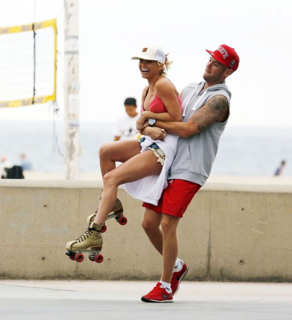 Quand le cours de roller tourne au chahut... Sarah Harding (Girls Aloud) et son amoureux Mark Foster (Foster the People) à Venice Beach, Los Angeles, le 12 août 2013.