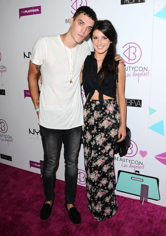 Josh Beech et Shenae Grimes posent lors de la soirée BeautyCon Summit, à Hollywood aux Siren Studios, Los Angeles, le 24 août 2013.