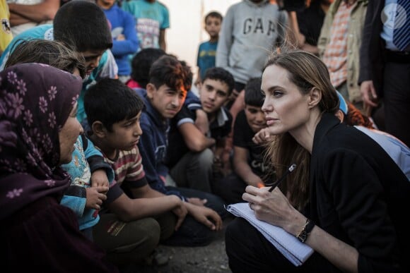 L'ambassadrice du UNHCR Angelina Jolie visitant des refugiés syriens dans un camp à la frontière jordanienne le 18 juin 2013.