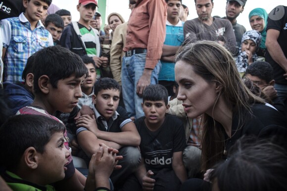 Angelina Jolie dans un camp à la frontiere jordanienne le 18 juin 2013.