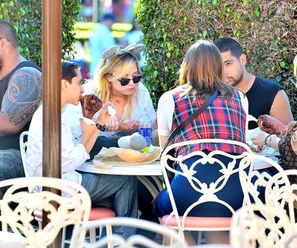 Exclusif - Demi Lovato et son compagnon supposé Wilmer Valderrama,  au parc d'attractions Disney California Adventure, à Anaheim, le 25 août 2013.