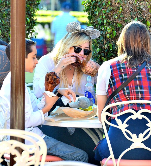 Exclusif - Demi Lovato et son compagnon supposé Wilmer Valderrama,  au parc d'attractions Disney California Adventure, à Anaheim, le 25 août 2013.