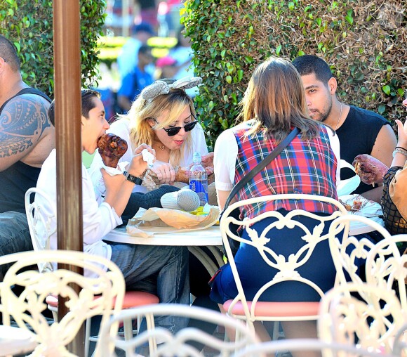 Exclusif - Demi Lovato et son compagnon supposé Wilmer Valderrama,  au parc d'attractions Disney California Adventure, à Anaheim, le 25 août 2013.