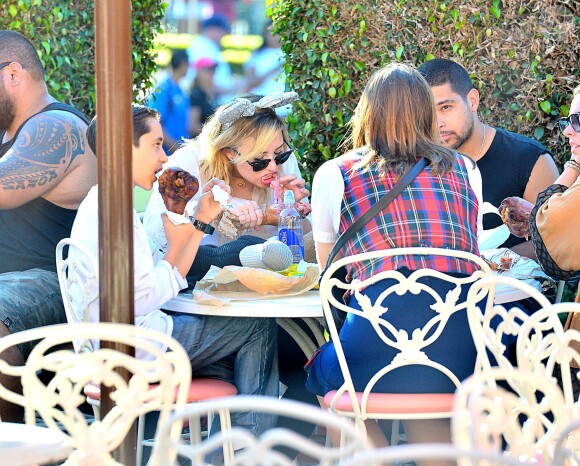 Exclusif - Demi Lovato et son compagnon supposé Wilmer Valderrama,  au parc d'attractions Disney California Adventure, à Anaheim, le 25 août 2013.
