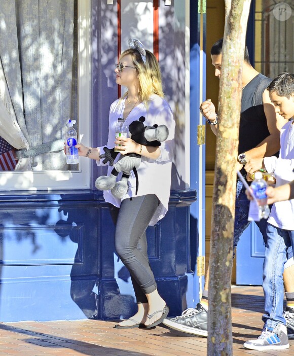 Exclusif - Demi Lovato et son compagnon supposé Wilmer Valderrama,  au parc d'attractions Disney California Adventure, à Anaheim, le 25 août 2013.