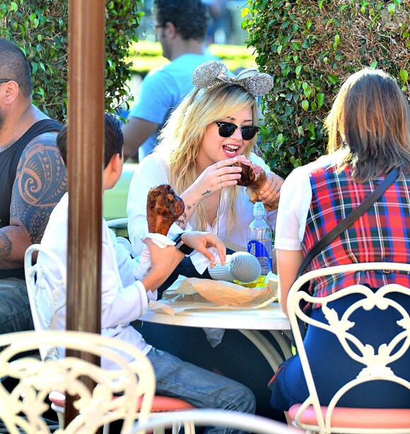 Exclusif - Demi Lovato et son compagnon supposé Wilmer Valderrama,  au parc d'attractions Disney California Adventure, à Anaheim, le 25 août 2013.