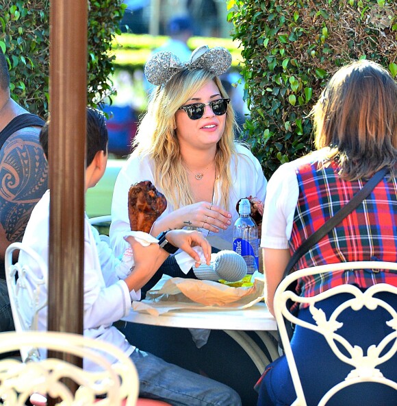 Exclusif - Demi Lovato et son compagnon supposé Wilmer Valderrama,  au parc d'attractions Disney California Adventure, à Anaheim, le 25 août 2013.