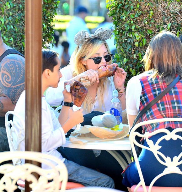 Exclusif - Demi Lovato et son compagnon supposé Wilmer Valderrama,  au parc d'attractions Disney California Adventure, à Anaheim, le 25 août 2013.