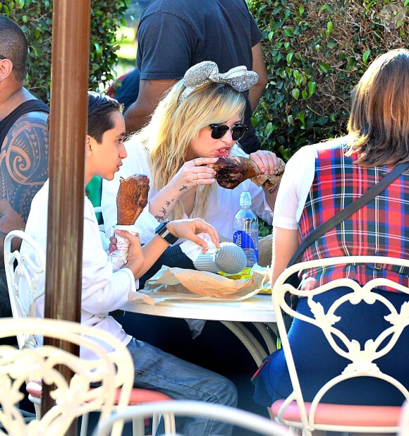 Exclusif - Demi Lovato et son compagnon supposé Wilmer Valderrama,  au parc d'attractions Disney California Adventure, à Anaheim, le 25 août 2013.