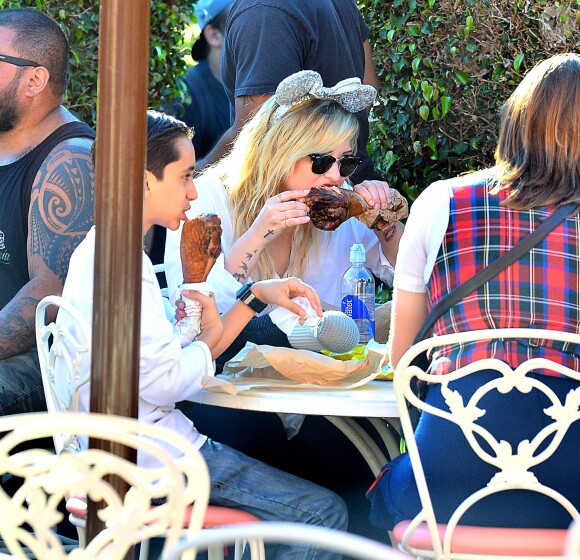 Exclusif - Demi Lovato et son compagnon supposé Wilmer Valderrama,  au parc d'attractions Disney California Adventure, à Anaheim, le 25 août 2013.