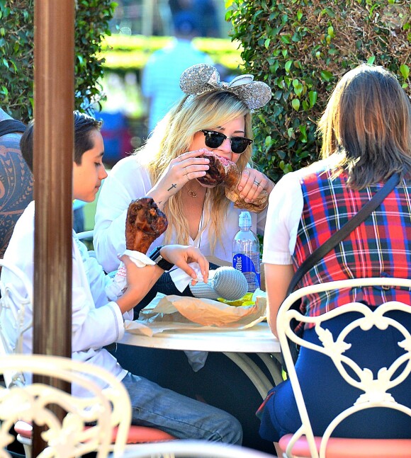 Exclusif - Demi Lovato et son compagnon supposé Wilmer Valderrama,  au parc d'attractions Disney California Adventure, à Anaheim, le 25 août 2013.