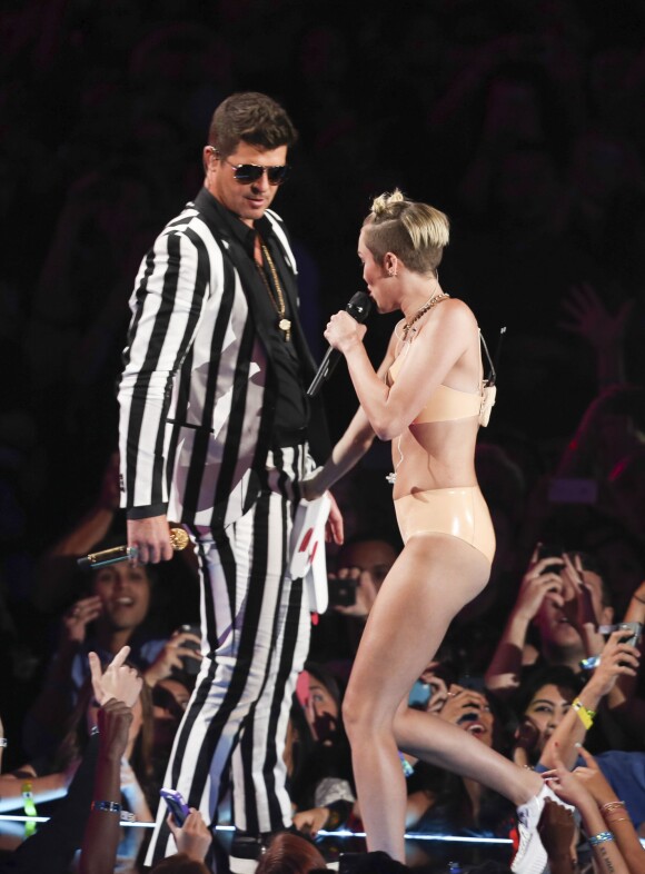 Robin Thicke et Miley Cyrus sur la scène des MTV Video Music Awards au Barclays Center de Brooklyn, le 25 août 2013.