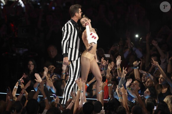 Robin Thicke et Miley Cyrus sur la scène des MTV Video Music Awards au Barclays Center, le 25 août 2013.
