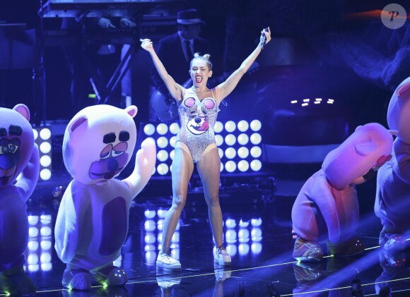 Miley Cyrus sur la scène des MTV Video Music Awards au Barclays Center oà Brooklyn, le 25 août 2013.