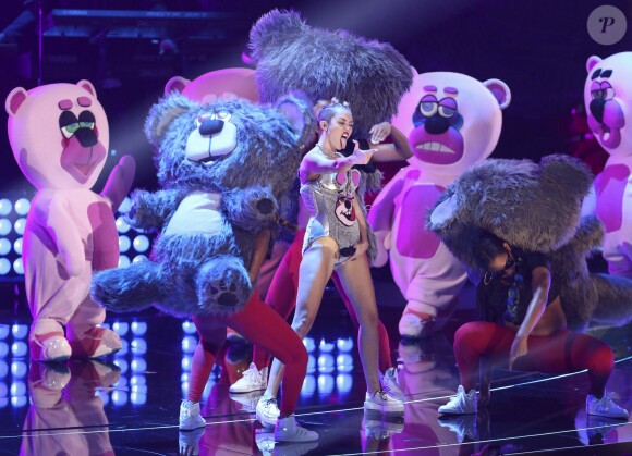 Miley Cyrus sur la scène des MTV Video Music Awards au Barclays Center, le 25 août 2013.