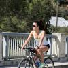 Eva Longoria s'offre un tour en vélo à Los Angeles, le 24 août 2013.