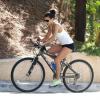 Eva Longoria s'offre un tour en vélo à Los Angeles, le 24 août 2013.