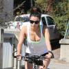 Eva Longoria s'offre un tour en vélo à Los Angeles, le 24 août 2013.