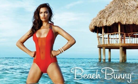 Irina Shayk, terriblement sexy dans un bikini de sa propre collection pour Beach Bunny.