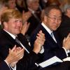Le roi Willem-Alexander des Pays-Bas accueillait le 28 août 2013 le secrétaire général de l'ONU Ban Ki-moon pour célébrer le centenaire du Palais de la Paix à La Haye.