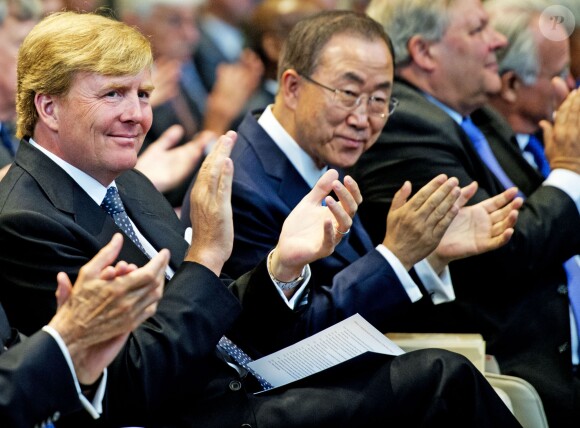 Le roi Willem-Alexander des Pays-Bas accueillait le 28 août 2013 le secrétaire général de l'ONU Ban Ki-moon pour célébrer le centenaire du Palais de la Paix à La Haye.