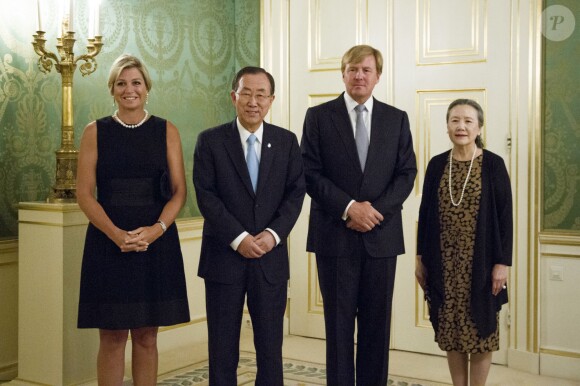 La reine Maxima et le roi Willem-Alexander des Pays-Bas recevaient à dîner au palais Noordeinde, à La Haye, le secrétaire général de l'ONU Ban Ki-moon et son épouse Yoo Soon-taek le 27 août 2013, à la veille des célébrations du centenaire du Palais de la Paix.