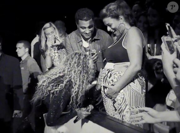 Beyoncé embrasse le ventre d'une fan enceinte lors d'un concert pendant sa tournée, la Mrs Carter Show World Tour.