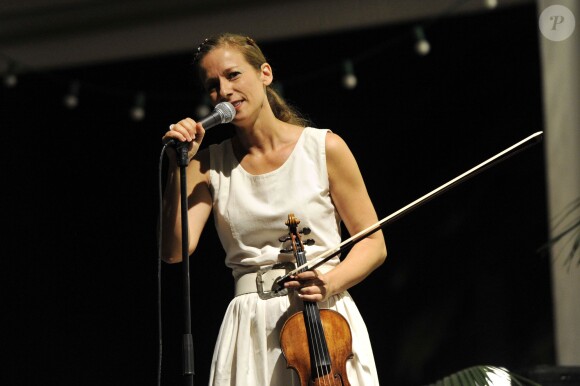 Anne Gravoin, l'épouse du ministre de l'Intérieur Manuel Valls, en concert avec son quatuor Travelling Quartet dans le cadre du Off du 64e Festival de Musique de Menton, le 5 août 2013.