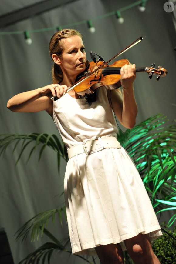 Anne Gravoin, l'épouse du ministre de l'Intérieur Manuel Valls, en concert avec son quatuor Travelling Quartet dans le cadre du Off du 64e Festival de Musique de Menton, le 5 août 2013.