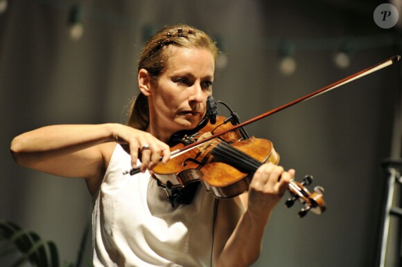 Anne Gravoin, l'épouse du ministre de l'Intérieur Manuel Valls, en concert avec son quatuor Travelling Quartet dans le cadre du Off du 64e Festival de Musique de Menton, le 5 août 2013.