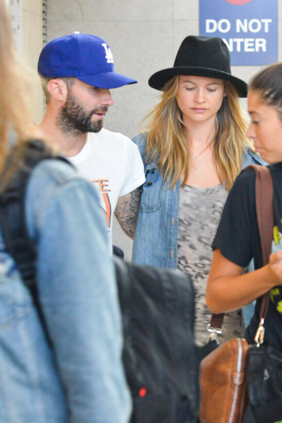Adam Levine et sa fiancée Behati Prinsloo à l'aéroport de Los Angeles, le 17 août 2013.