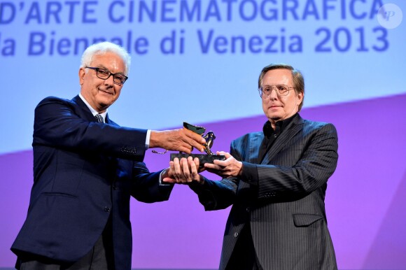 Paolo Baratta remet le Lion d'Or à William Friedkin lors de la 70e Mostra de Venise, le 29 août 2013.