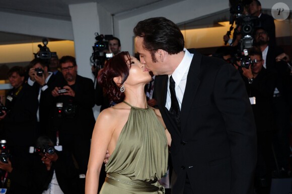 Nicolas Cage et Alice Kim s'embrassent à la 70e Mostra de Venise, au Lido, le 30 août 2013.