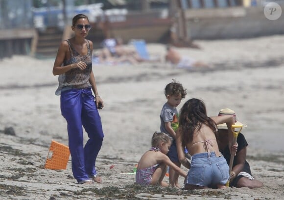 Nicole Richie et ses deux enfants Harlow et Sparrow sur la plage à Malibu, le 31 août 2013.