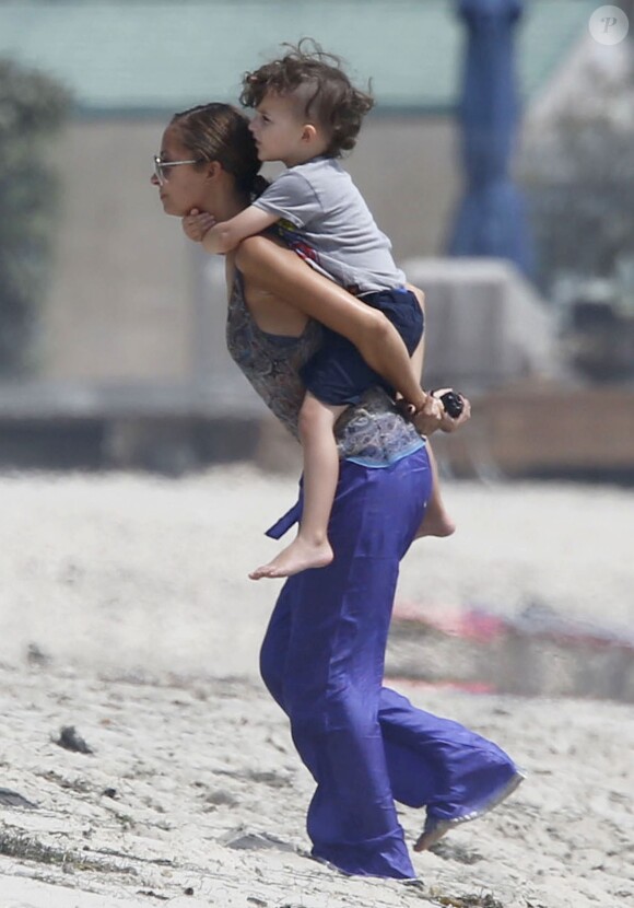Nicole Richie et ses enfants Harlow et Sparrow sur la plage à Malibu, le 31 août 2013.