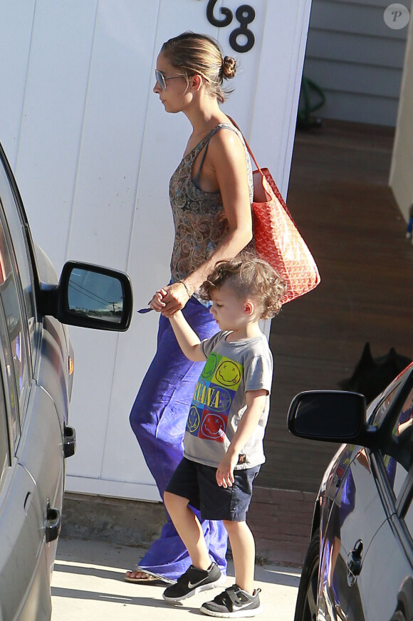 Nicole Richie et ses enfants Harlow et Sparrow sur la plage à Malibu, le 31 août 2013.