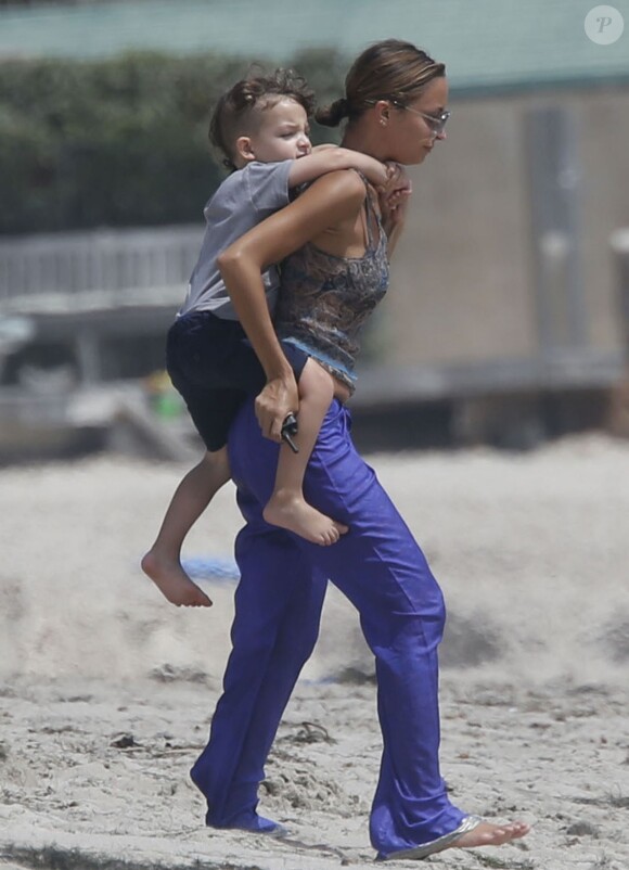 Nicole Richie et ses enfants Harlow et Sparrow sur la plage à Malibu, le 31 août 2013.